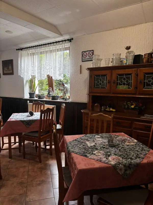 Kout restaurace s vitrínou a květinami